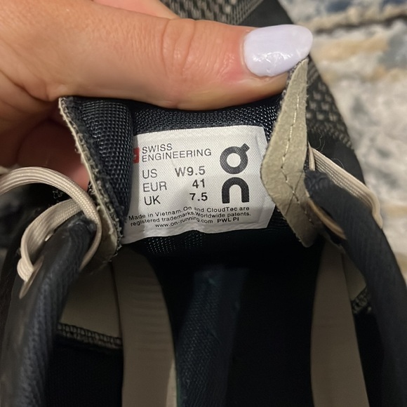 women’s navy onclouds size 9.5 - Picture 3 of 3